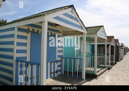 Pastell farbigen Strandhütten in West Wittering, Sussex Stockfoto