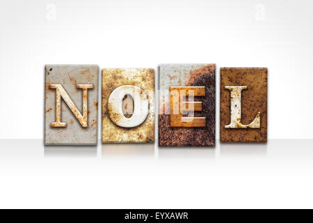 Das Wort "NOEL" geschrieben in rostigen Metall Buchdruck Typ isoliert auf weißem Hintergrund. Stockfoto