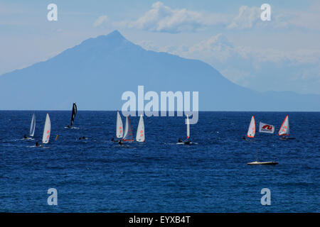 Laser-Boote und Windsurfer auf dem offenen Meer segeln. Porto Myrina Palace Hotel Sport. Avlonas, Limnos, GR. Stockfoto