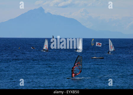 Laser-Boote und Windsurfer auf dem offenen Meer segeln. Porto Myrina Palace / Neilson Hotel Sport Aktivitäten. Avlonas, Limnos, GR. Stockfoto