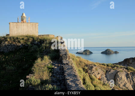 Der Leuchtturm befindet sich an der Westseite von Myrina Stadtschloss und Diavates Inselchen der Ferne. Insel von Lemnos oder Limnos, Griechenland Stockfoto