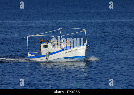 Fischer auf seinem hölzernen traditionellen Fischerboot Segeln im Ägäischen Meer. Stockfoto