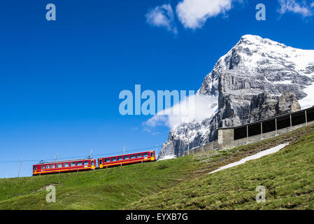 Jungfraubahn vorbei vor der Nordwand des Eiger Stockfoto