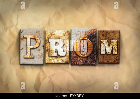 Das Wort "PROM" in rostigen Metall Buchdruck Typ auf eine zerfallene Alter Papierhintergrund geschrieben. Stockfoto