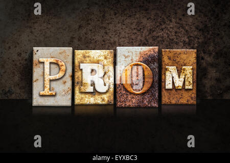 Das Wort "PROM" in rostigen Metall Buchdruck Typ auf eine dunkle strukturierte Grunge Hintergrund geschrieben. Stockfoto