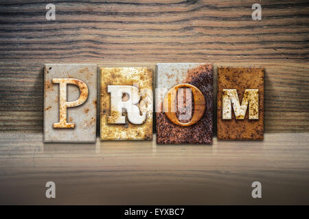 Das Wort "PROM" in rostigen Metall Buchdruck Typ sitzen auf einem hölzernen Felsvorsprung Hintergrund geschrieben. Stockfoto