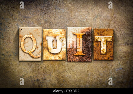 Das Wort "QUIT" in rostigen Metall Buchdruck Typ auf einen alten Alter Leder Hintergrund geschrieben. Stockfoto