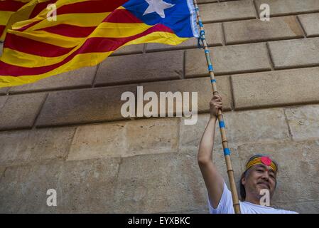 Barcelona, Katalonien, Spanien. 4. August 2015. Ein Pro-Unabhängigkeit-Demonstrator "Wellenlinien" "Estelada" Flaggen während einer Demonstration vor der katalanischen Regierung zur Unterstützung der plebiszitären Charakter der katalanischen Septemberwahlen in Barcelona. Bildnachweis: Matthias Oesterle/ZUMA Draht/Alamy Live-Nachrichten Stockfoto