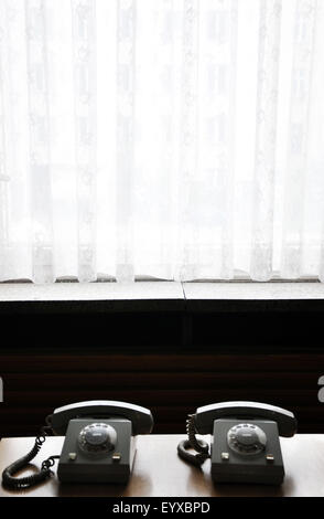 zwei Telefone im Stasigefängnis Berlin Stockfoto