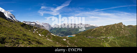 Panoramablick von der Eiger Trail über Kleine Scheidegg und Lauberhorn Stockfoto