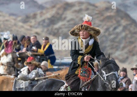 Ashol Pan, junges Mädchen Adler Jägerin in der Nähe von den Richtern stehen, Eagle Festival, Ölgii, westliche Mongolei Stockfoto