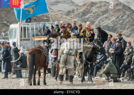 Ashol Pan, junges Mädchen Konkurrent wird beraten von einem erfahrenen Adler Hunter, Eagle Festival, Ölgii, westliche Mongolei Stockfoto