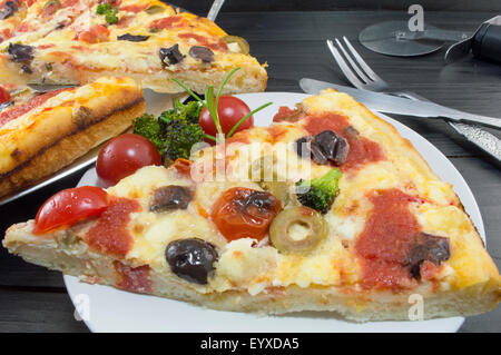 Vegetarische Pizza Slice serviert mit Cherry Tomaten und Brokkoli. Vegetarische Mahlzeit. Stockfoto