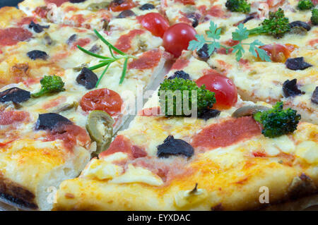 In Scheiben geschnittene vegetarische Pizza mit Gemüse hautnah Stockfoto