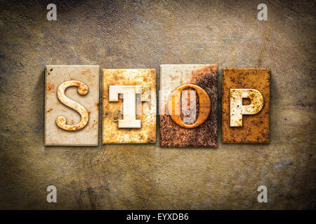 Das Wort "STOP" auf einem alten Alter Leder Hintergrund in rostigen Metall Buchdruck Art geschrieben. Stockfoto