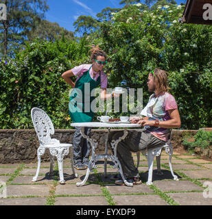 Tasse mit Tee auf Tisch Stockfoto