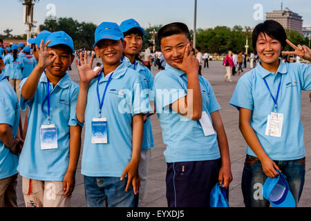 Freundliche chinesische Studenten am Tiananmen-Platz, Peking, China Stockfoto