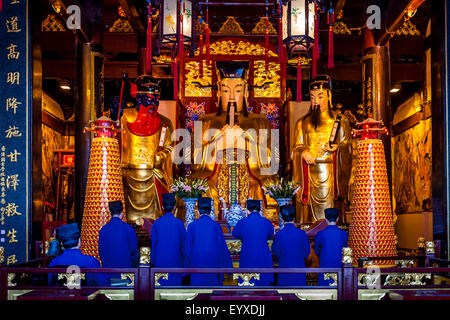Taoistischen Mönche beten am die Stadt Gottes Tempel (Chenghuang Miao Tempel) Shanghai, China Stockfoto