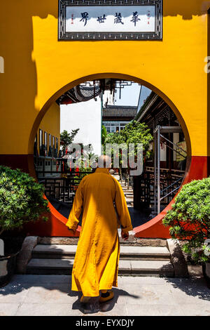 Ein buddhistischer Mönch zu Fuß In den Jade Buddha Tempel, Shanghai, China Stockfoto