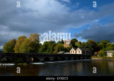 15 Bogen Brücke über den Fluss Suir und 12. Jahrhundert Burg, Ardfinnan, County Tipperary, Irland Stockfoto