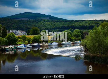 River Barrow und Wehr mit Mount Brandon hinter Graiguenamanagh, an der Grenze von Counties Carlow und Kilkenny, Irland Stockfoto