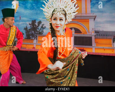 Malaysische Tänzer in traditionellen Outfits auf der Mailänder Expo 2015, Italien Stockfoto