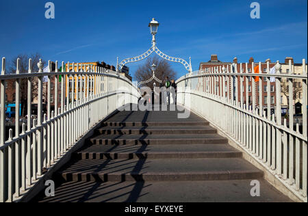 Die Ha'penny Brücke (ursprünglich genannt die Wellington-Brücke) über den Fluss Liffey im Jahre 1816, Stadt Dublin, Irland. Stockfoto