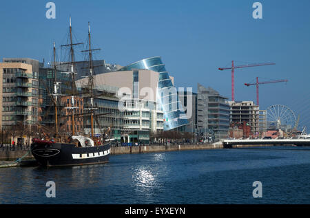 "Jeanie Johnston" ins Leben gerufen 6. Mai 2000, rekonstruiert Hungersnot Schiff und Museum auf den Fluss Liffey, Stadt Dublin, Irland Stockfoto