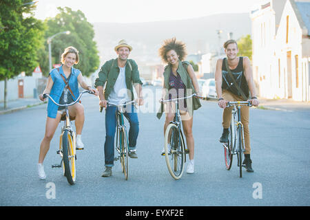 Porträt, Lächeln Freunde sitzen auf dem Fahrrad unterwegs Stockfoto