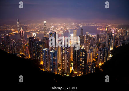 Blick vom Victoria Peak, Blick nach Norden in Richtung Victoria Harbour und Kowloon, Hong Kong Stockfoto