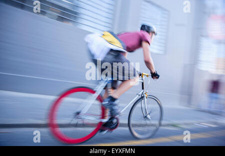 Fahrradkurier Beschleunigung nach unten urban street Stockfoto