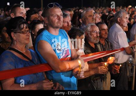 Sremska Raca, Serbien. 4. August 2015. Menschen halten Kerzen am Ufer des Flusses Sava zu Ehren der Opfer der 1995 kroatischen "Operation Sturm" in der Nähe der Stadt Sremska Raca, Serbien, am 4. August 2015. Vor zwei Jahrzehnten einige 250.000 Tausend Serben in Kroatien, Flüchtlinge, nach heftigen kroatischen Militäraktion werden ihre Häuser nicht verlassen musste. Bildnachweis: Nemanja Cabric/Xinhua/Alamy Live-Nachrichten Stockfoto