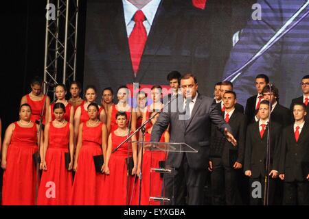 Sremska Raca, Serbien. 4. August 2015. Präsident der Republika Srpska Milorad Dodik(front) spricht vor Tausenden von Menschen sammeln am Ufer des Flusses Sava, in Erinnerung an die Opfer der 1995 kroatischen "Operation Sturm" in der Nähe der Stadt Sremska Raca, Serbien, am 4. August 2015. Vor zwei Jahrzehnten einige 250.000 Tausend Serben in Kroatien, Flüchtlinge, nach heftigen kroatischen Militäraktion werden ihre Häuser nicht verlassen musste. Bildnachweis: Nemanja Cabric/Xinhua/Alamy Live-Nachrichten Stockfoto