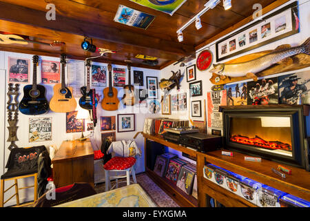 Gitarren und Poster an der Wand im Aufenthaltsraum, Nordamerika; Kanada; Ontario Stockfoto