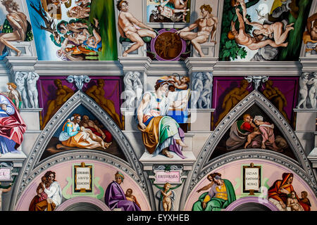 Die Reproduktion der Sixtinischen Kapelle an der Decke von der englischen Märtyrer-Kirche In Goring-by-Sea, Sussex, Großbritannien Stockfoto