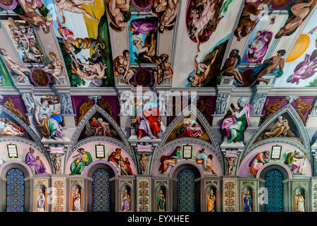 Die Reproduktion der Sixtinischen Kapelle an der Decke von der englischen Märtyrer-Kirche In Goring-by-Sea, Sussex, Großbritannien Stockfoto