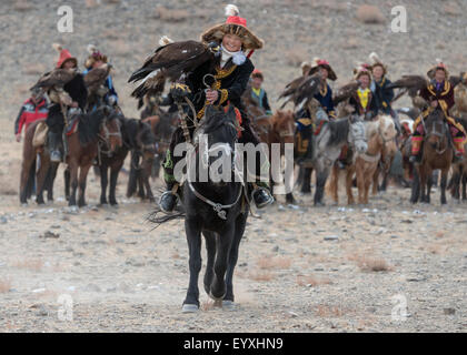 Junges Mädchen Adler Jäger Ashol Pan Reiten über den Richtern, Eagle Festival, Ölgii, westliche Mongolei Stockfoto