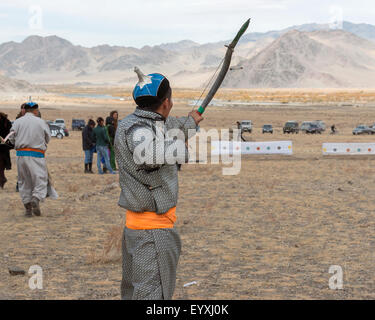 Den Pfeil auf das Ziel zu verlieren Bogenschießen Wettbewerb, Eagle Festival, Ölgii, westliche Mongolei Stockfoto