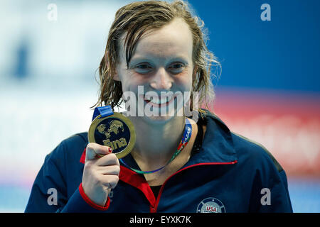 Kazan, Russland. 4. August 2015. Katie Ledecky der Vereinigten Staaten reagiert auf die Preisverleihung nach den Frauen 1500m Freistil schwimmen final bei FINA Weltmeisterschaften in Kasan, 4. August 2015. Katie Ledecky holte sich den Titel und brach den Weltrekord in einer Zeit von 15 Minuten 25 Sekunden 48. Bildnachweis: Zhang Fan/Xinhua/Alamy Live-Nachrichten Stockfoto