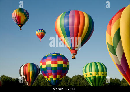 Verschiedenen Heißluftballons mit bunten Umschlägen aufsteigend oder den Start bei einem Ballon-festival Stockfoto