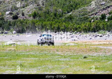 Ein 2014 Chevy Silverado z71 Vierrad Antrieb LKW mit benutzerdefinierten erhöhte Aussetzung, Reifen und Räder an Grant Lake im Juni Lake CA Stockfoto