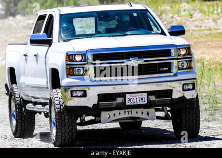 Ein 2014 Chevy Silverado z71 Vierrad Antrieb LKW mit benutzerdefinierten erhöhte Aussetzung, Reifen und Räder an Grant Lake im Juni Lake CA Stockfoto