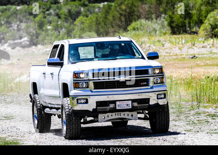 Ein 2014 Chevy Silverado z71 Vierrad Antrieb LKW mit benutzerdefinierten erhöhte Aussetzung, Reifen und Räder an Grant Lake im Juni Lake CA Stockfoto