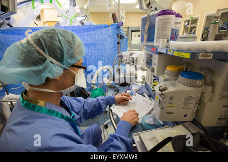 Englewood, Colorado - Anästhesist überwacht den Zustand des Patienten während der Operation. Stockfoto