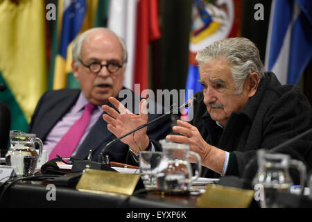 Montevideo, Uruguay. 4. August 2015. Senator und ehemaligen President of Uruguay Jose Mujica (R) und Sonderberater für internationale Angelegenheiten von Brasilien Marco Aurelio Garcia (L) an der Konferenz teilnehmen "Integration-Perspektiven betrachtet aus Brasilien und Uruguay", in den Sitz des lateinamerikanischen Integration Association (ALADI), in Montevideo, Hauptstadt von Uruguay, am 4. August 2015. Bildnachweis: Nicolas Celaya/Xinhua/Alamy Live-Nachrichten Stockfoto