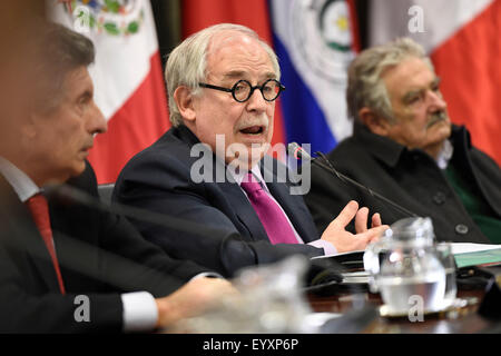 Montevideo, Uruguay. 4. August 2015. Generalsekretär der lateinamerikanischen Integration Association (ALADI) Carlos Alvarez (L), Senator und ehemaliger Präsident von Uruguay José Mujica (R) und Sonderberater für International Affairs of Brazil Marco Aurelio Garcia (C) nehmen Sie Teil an der Konferenz "die Integration Perspektiven betrachtet aus Brasilien und Uruguay", in den Sitz von ALADI, in Montevideo, Hauptstadt von Uruguay, am 4. August 2015. Bildnachweis: Nicolas Celaya/Xinhua/Alamy Live-Nachrichten Stockfoto