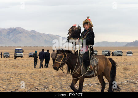 Transporter, LKW und Adler-Jäger, die Ankunft in der westlichen Mongolei Eagle Festival, Ölgii, Stockfoto
