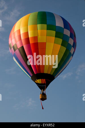 Bunte Heißluftballons starten vor blauem Himmel Stockfoto