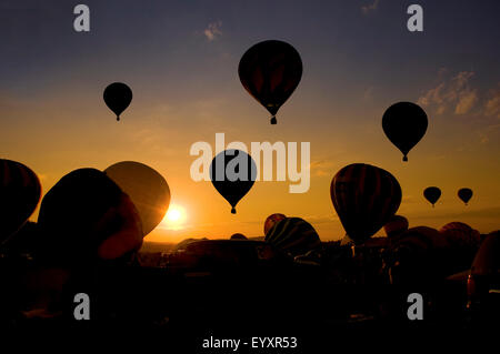 Gruppieren Sie Ballon Aufstieg startet bei einem Ballonfestival. Readington, NJ Stockfoto