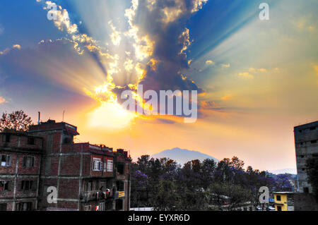 Kathmandu-Himmel. Sonnenstrahlen, die durch Wolken in Kathmandu, Nepal Stockfoto